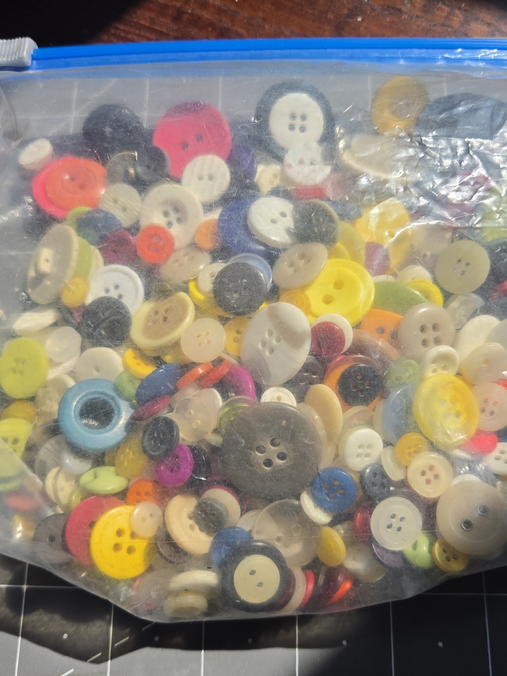 500 Assorted Multicolor Sewing Buttons
